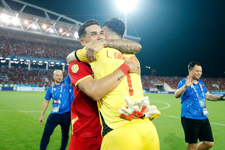 Thủ môn Lê Giang Patrik xuất sắc nhất AFF Cup, bất ngờ được hôn cúp vô địch thế giới - 3