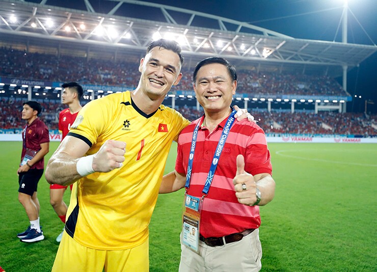Thủ môn Lê Giang Patrik xuất sắc nhất AFF Cup, bất ngờ được hôn cúp vô địch thế giới - 5