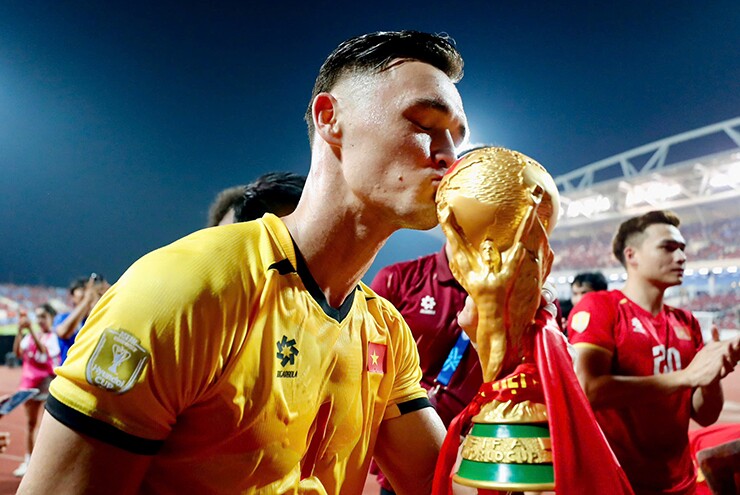 Thủ môn Lê Giang Patrik xuất sắc nhất AFF Cup, bất ngờ được hôn cúp vô địch thế giới - 6