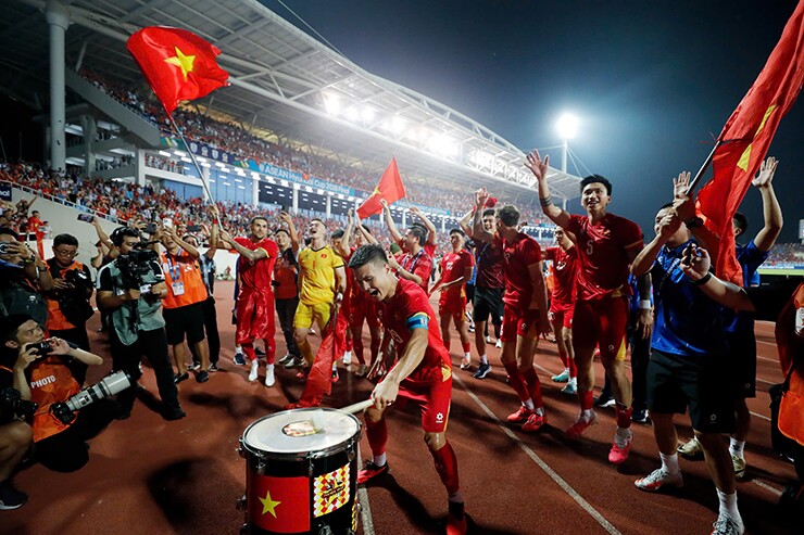 Thủ môn Lê Giang Patrik xuất sắc nhất AFF Cup, bất ngờ được hôn cúp vô địch thế giới - 8