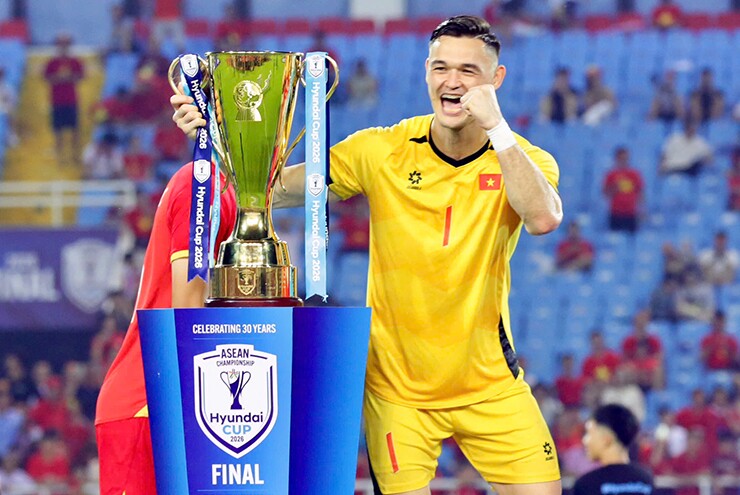 Thủ môn Lê Giang Patrik xuất sắc nhất AFF Cup, bất ngờ được hôn cúp vô địch thế giới - 7