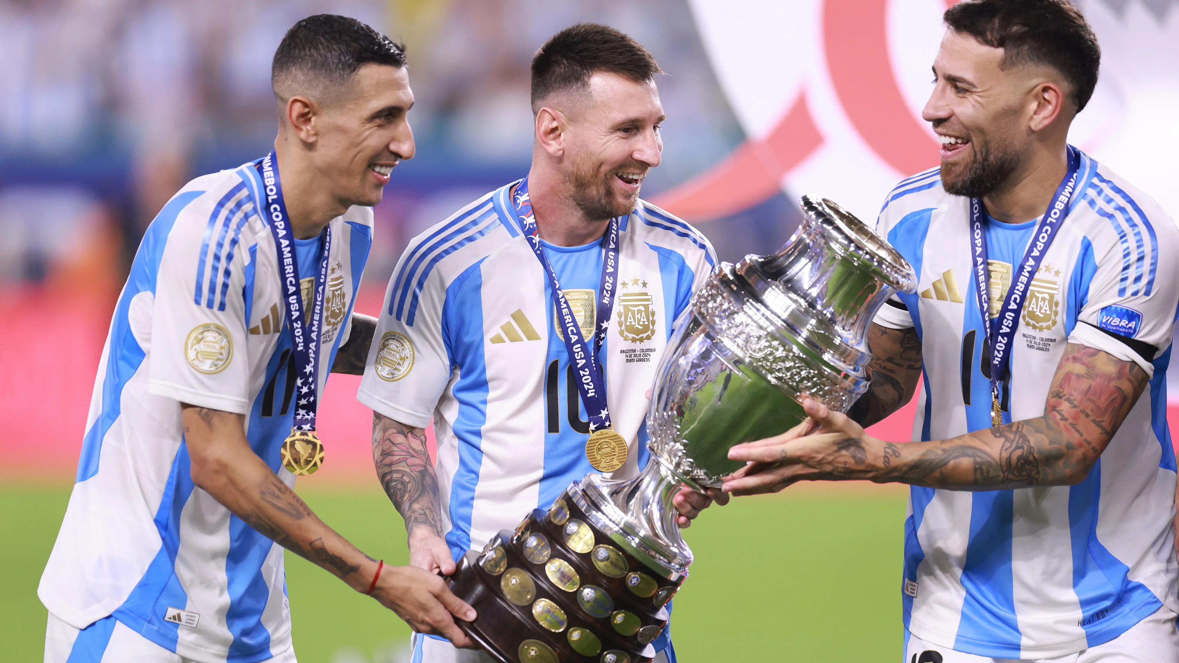 Di Maria (ngoài cùng bên trái) tri ân Messi
