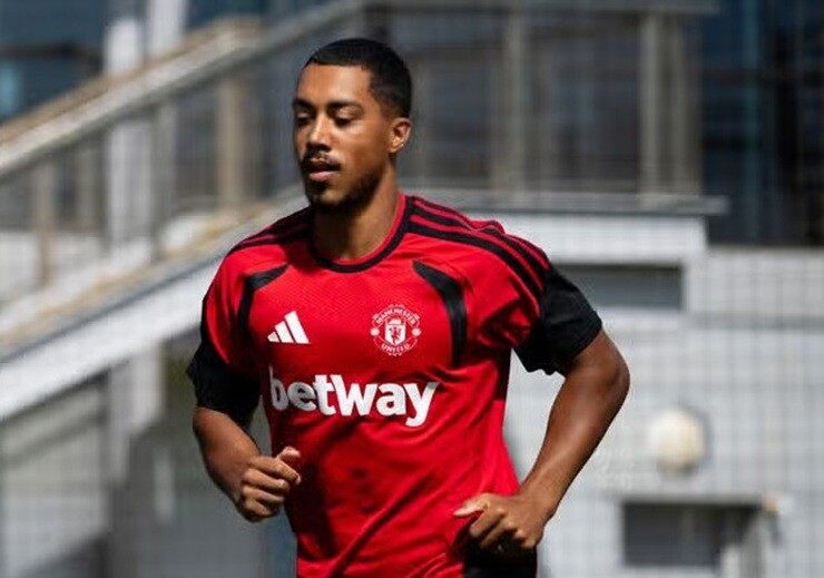 Tielemans gia nhập MU từ Aston Villa với mức phí khoảng 35 triệu bảng