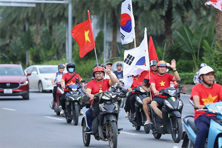 Trực tiếp CĐV phủ đỏ Mỹ Đình, “tiếp lửa” thầy trò Kim Sang Sik đấu Thái Lan - 11