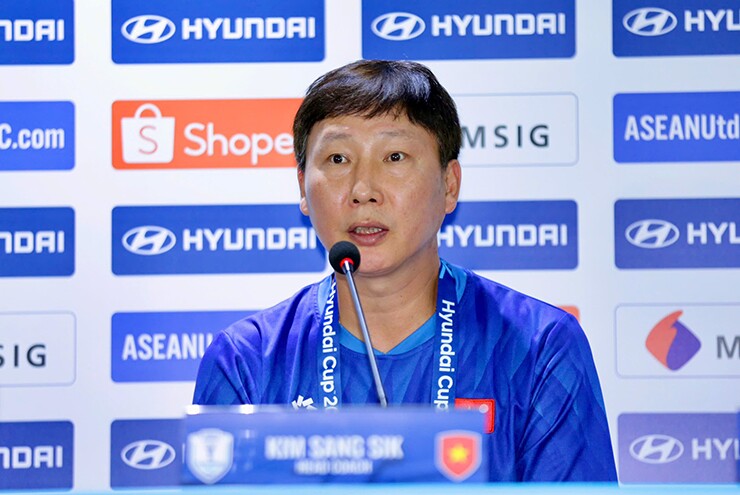 HLV Kim Sang Sik phát biểu&nbsp;trong buổi&nbsp;họp báo trước trận chung kết lượt đi AFF Cup 2026