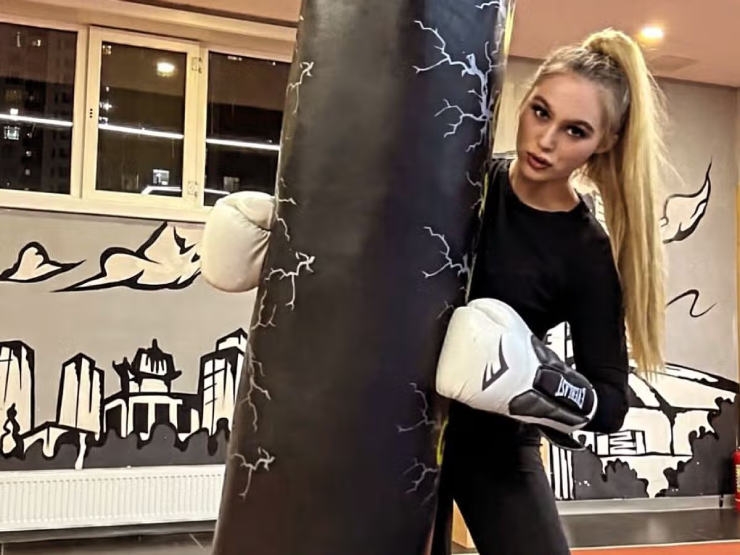 Mỹ nhân Anh miệt mài tập luyện, quyết chứng minh bản lĩnh giữa môi trường boxing khắc nghiệt
