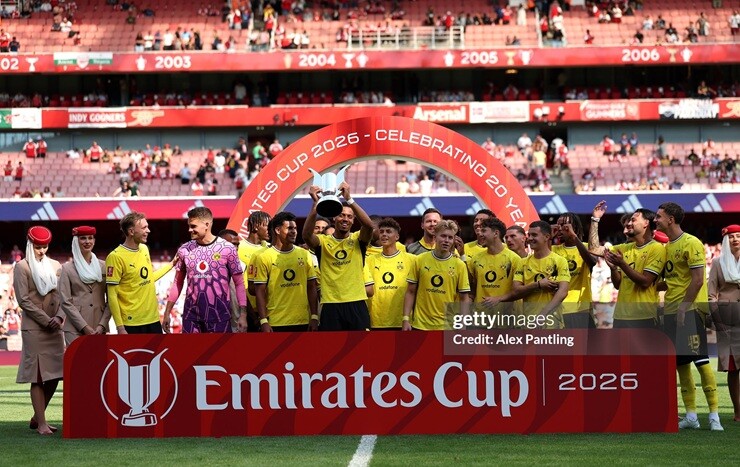 Dortmund nâng cao chiếc cúp Emirates Cup sau loạt sút luân lưu