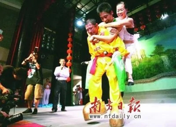 Ngoài đôi giày sắt, ông còn cõng thêm 2 người và bước đi&nbsp;