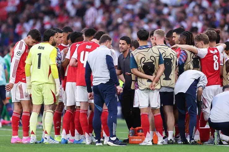 Arsenal bỏ lỡ thời khắc bằng vàng