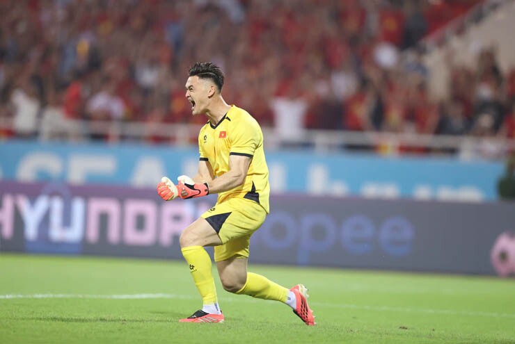 Patrik Lê Giang ăn mừng cuồng nhiệt sau pha bỏ lỡ đó, bởi đó không khác gì cơ hội vô địch của ĐT Việt Nam được thắp sáng rực. 