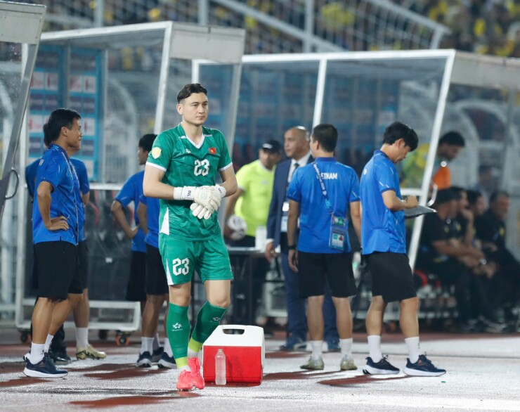 Bên ngoài đường biên, thủ môn Văn Lâm đã khởi động sẵn để chuẩn bị vào sân