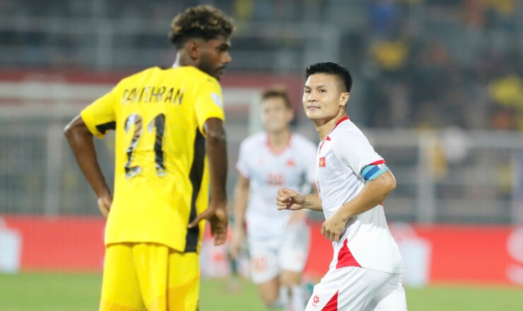 Khoảnh khắc này cũng giúp tinh thần của dàn sao ĐT Việt Nam lên cao. Phút 86, Faris Danish lóng ngóng phản lưới sau nỗ lực ngăn chặn đường chuyền của Quang Hải cho Đình Bắc