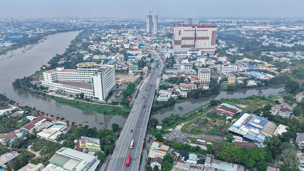 Dọc Quốc lộ 13 (Bình Dương cũ) quy tụ nhiều khu công nghiệp quy mô lớn như VSIP 1, Việt Hương 1, Đồng An 1…