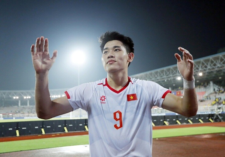Đình Bắc tri ân các CĐV Việt Nam có mặt trên sân Kuala Lumpur