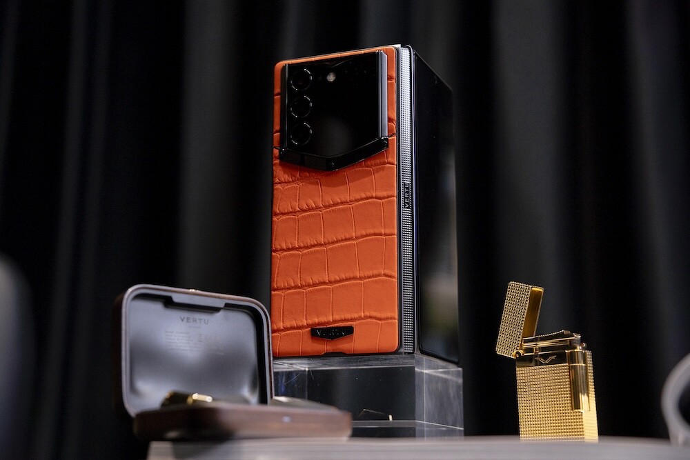 Vertu Alphafold giá tiền tỷ.