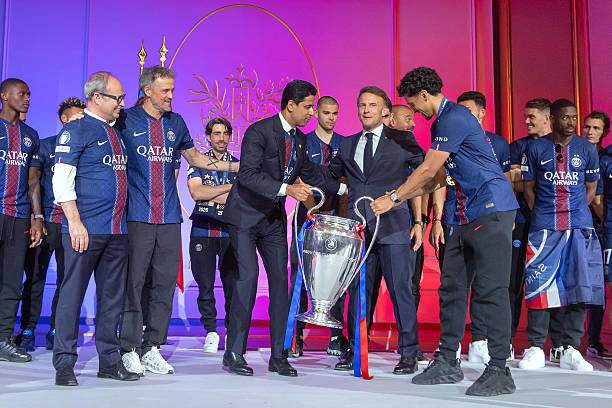 Tổng thống Macron cùng các thành viên PSG nâng cúp