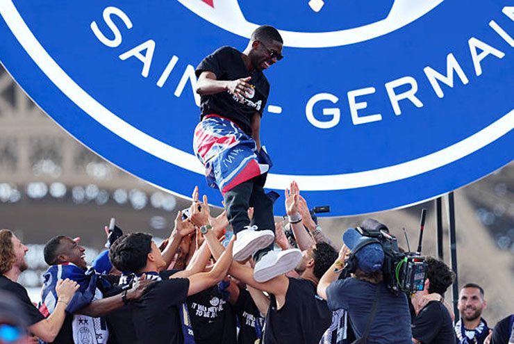 Dembele được các đồng đội tung hê