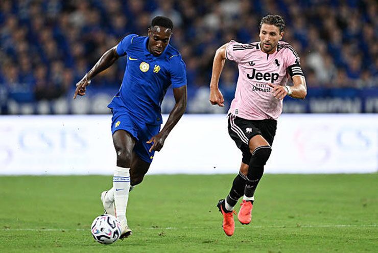 Welbeck tranh chấp với Locatelli