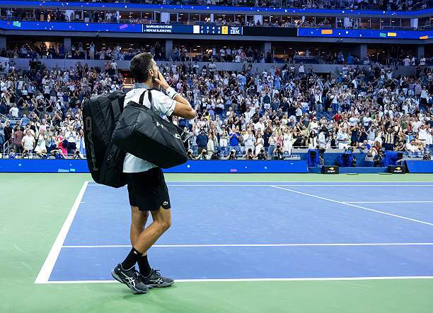Djokovic cảm ơn và ký tặng khán giả trước khi rời sân