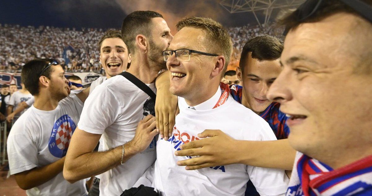 Valdas Dambrauskas (giữa, đeo kính) ăn mừng sau khi đưa Sabah tới Cúp C1