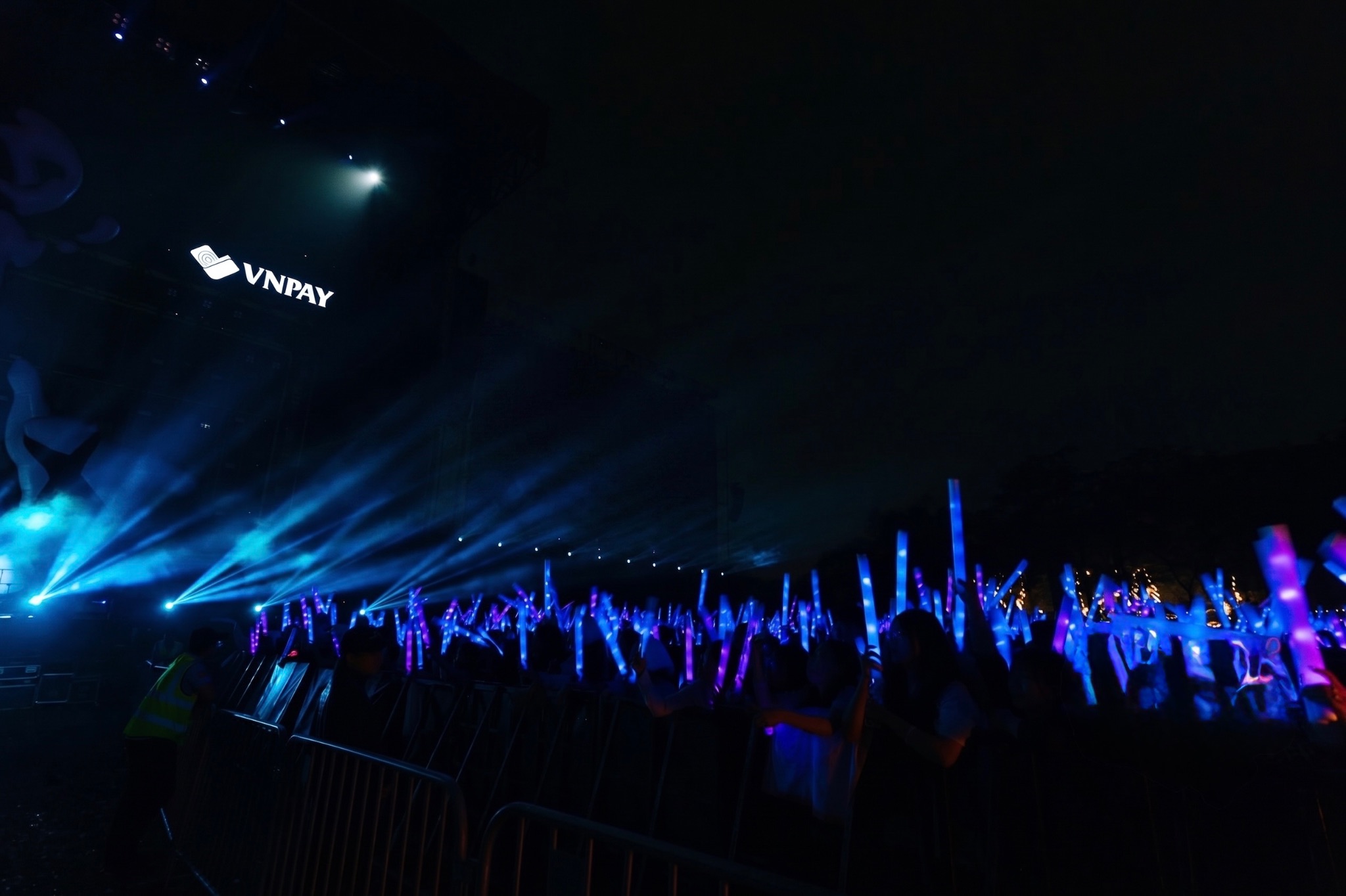Khán giả hòa chung bầu không khí concert sôi động tại Đông Fest 2025.