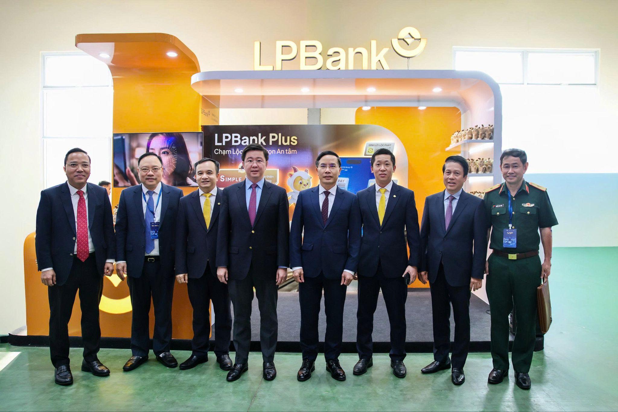 Ông Vũ Quốc Khánh - Tổng Giám đốc LPBank đón đoàn đại biểu gồm: ông Phạm Đức Ấn - Ủy viên Ban Chấp hành Trung ương Đảng, Thống đốc Ngân hàng Nhà nước Việt Nam; ông Bùi Hoàng Phương - Ủy viên dự khuyết Ban Chấp hành Trung ương Đảng, Thứ trưởng Bộ Khoa học và Công nghệ; ông Phạm Tiến Dũng - Phó Thống đốc Ngân hàng Nhà nước Việt Nam; ông Nguyễn Hoàng Long – Thứ trưởng Bộ Ngoại giao, cùng đại diện lãnh đạo các cơ quan, đơn vị tại gian hàng LPBank.