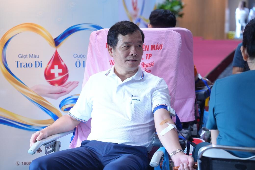 Ông Hà Văn Trung - PTGĐ Thường trực, hưởng ứng chương trình hiến máu lần thứ 14 của Ngân hàng