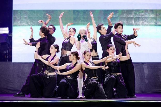 Phùng Khánh Linh chiêu đãi người hâm mộ với những bản pop ballad tinh tế, đầy thổn thức