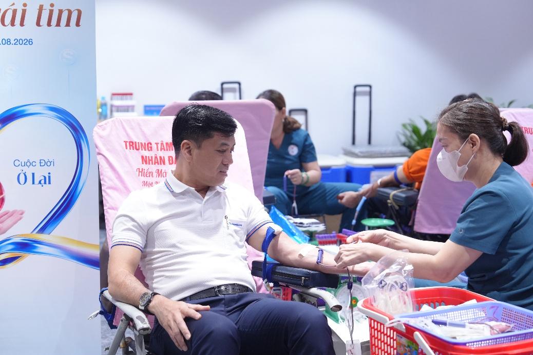 Phó TGĐ Lê Đức Thịnh cùng chung tay sẻ chia giọt hồng, lan tỏa nghĩa cử nhân văn của Người SACOMBANK