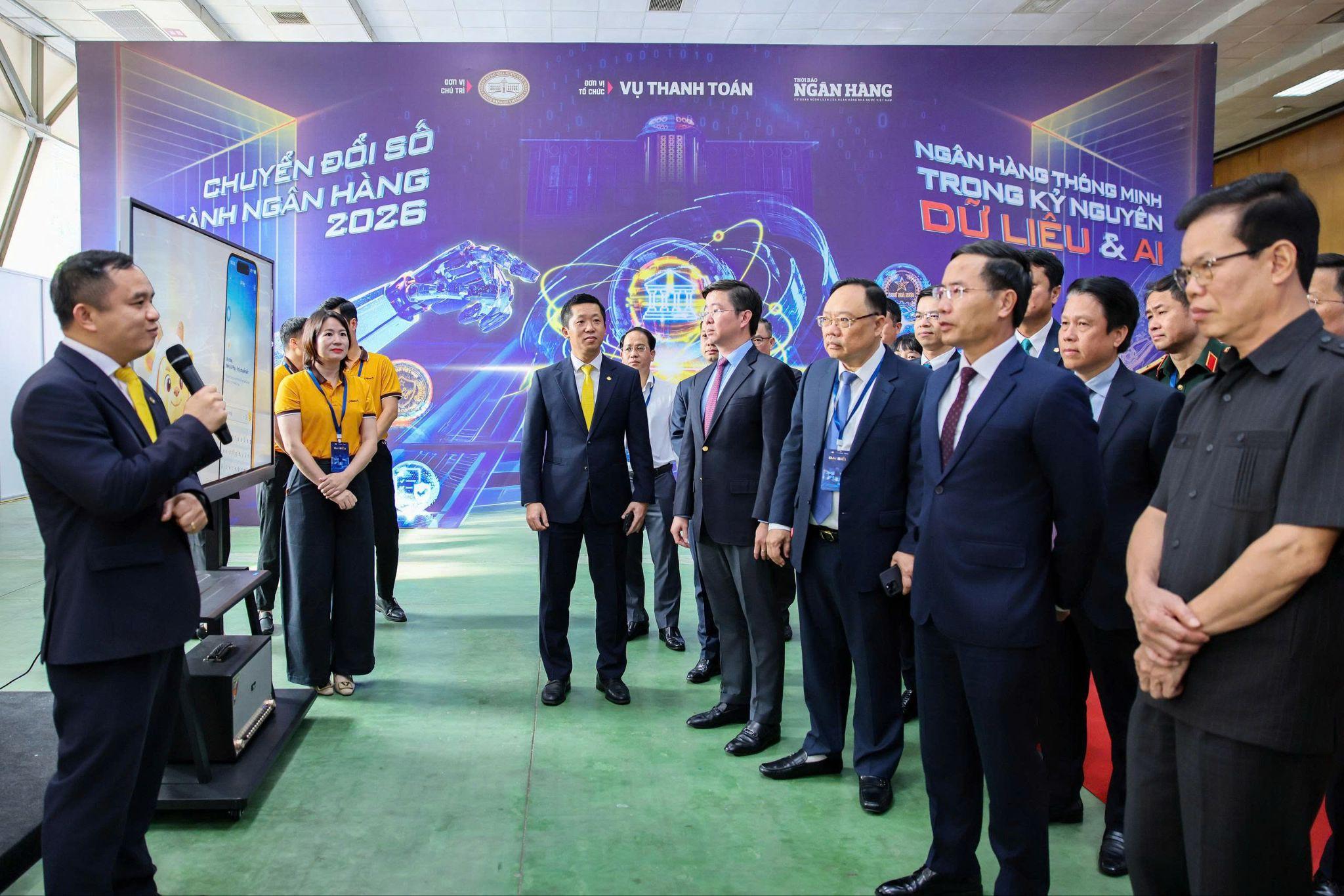 Ông Đặng Công Hoàn - Phó Tổng Giám đốc LPBank giới thiệu về ứng dụng LPBank Plus trước các đại biểu tham dự chương trình.
