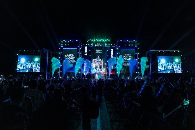 Hàng nghìn khán giả phủ kín khu vực sân khấu với ánh sáng lightstick trên tay khuấy động bùng nổ VPBank Prime's Night