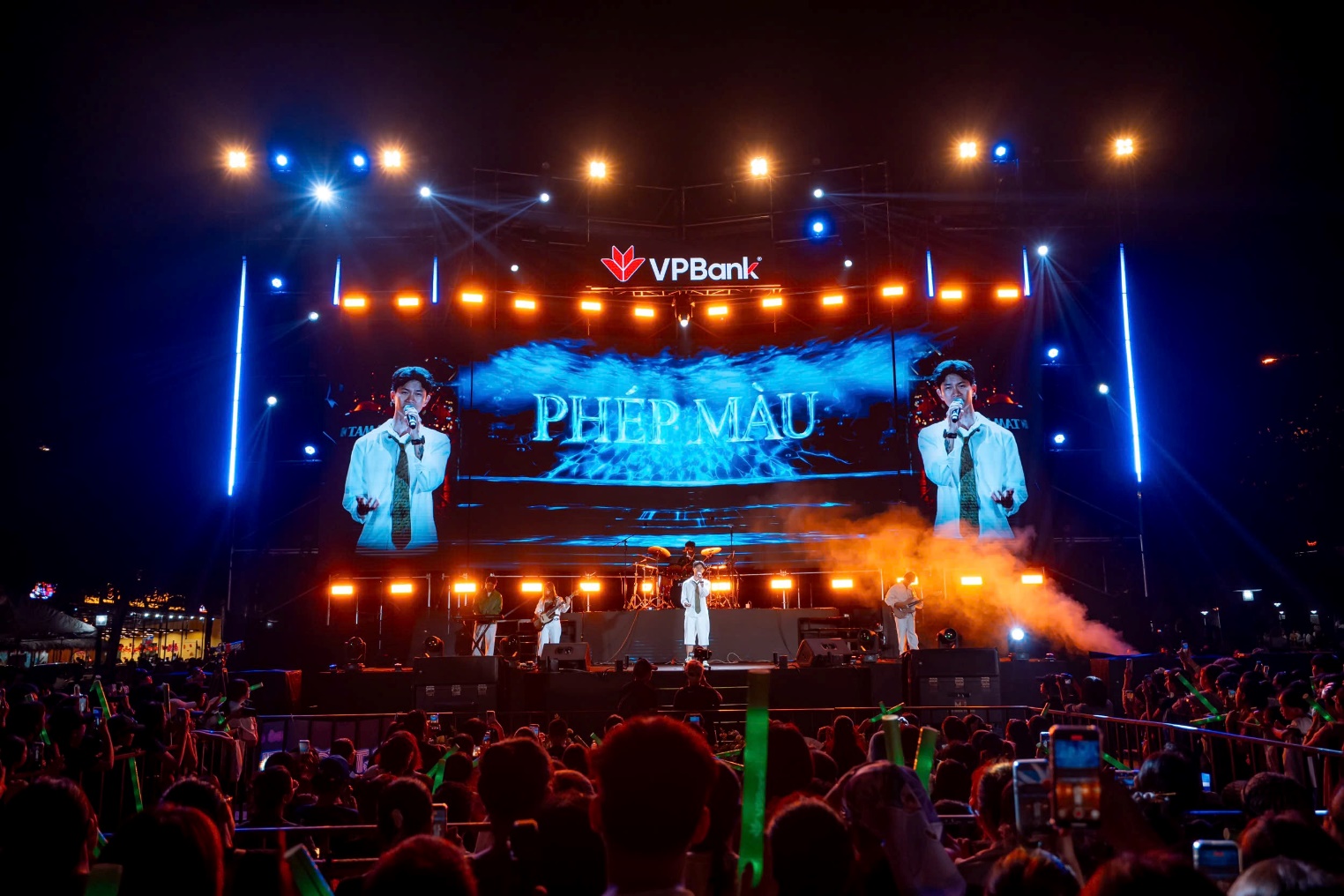 MAYDAYs trong phần trình diễn Phép Màu