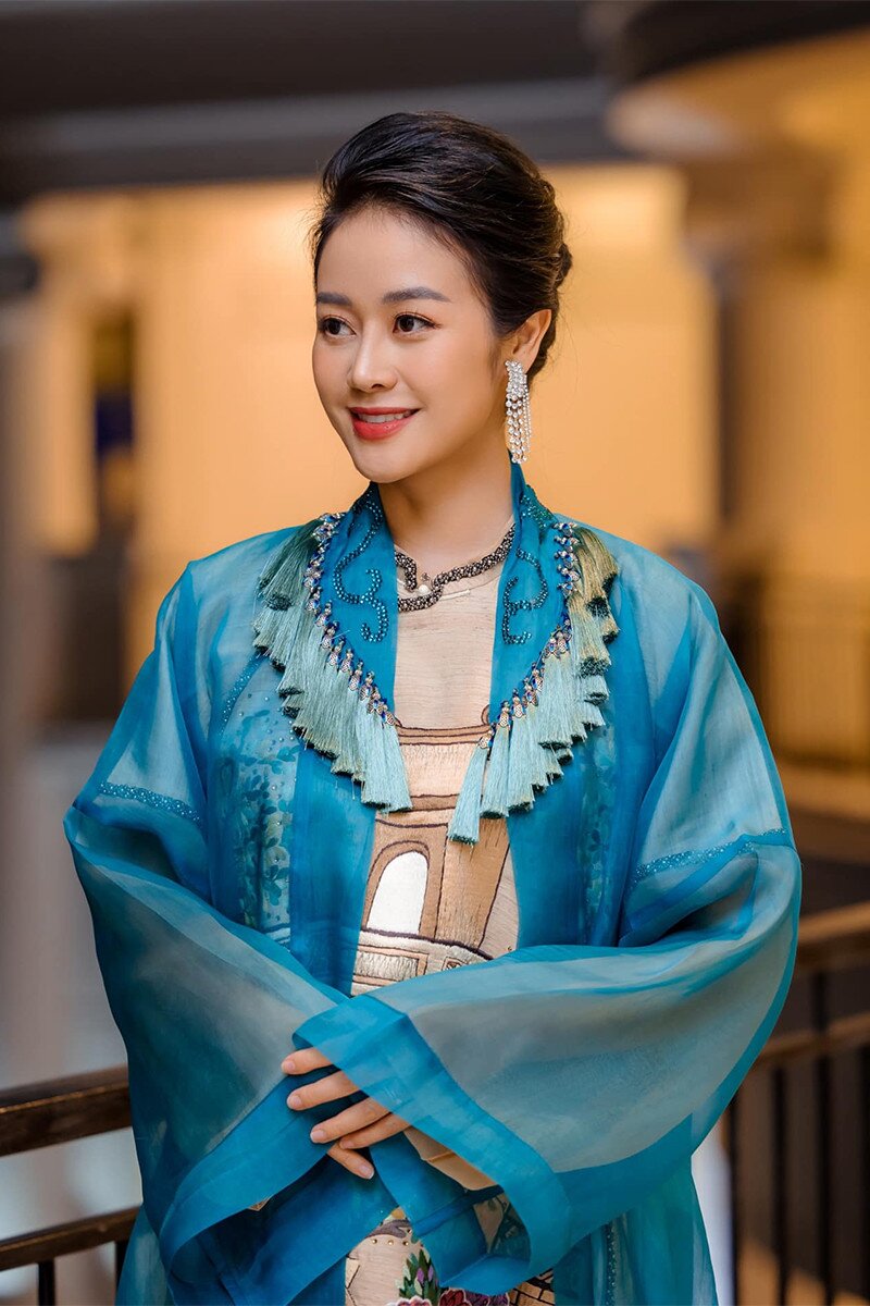 MC Phí Nguyễn Thùy Linh