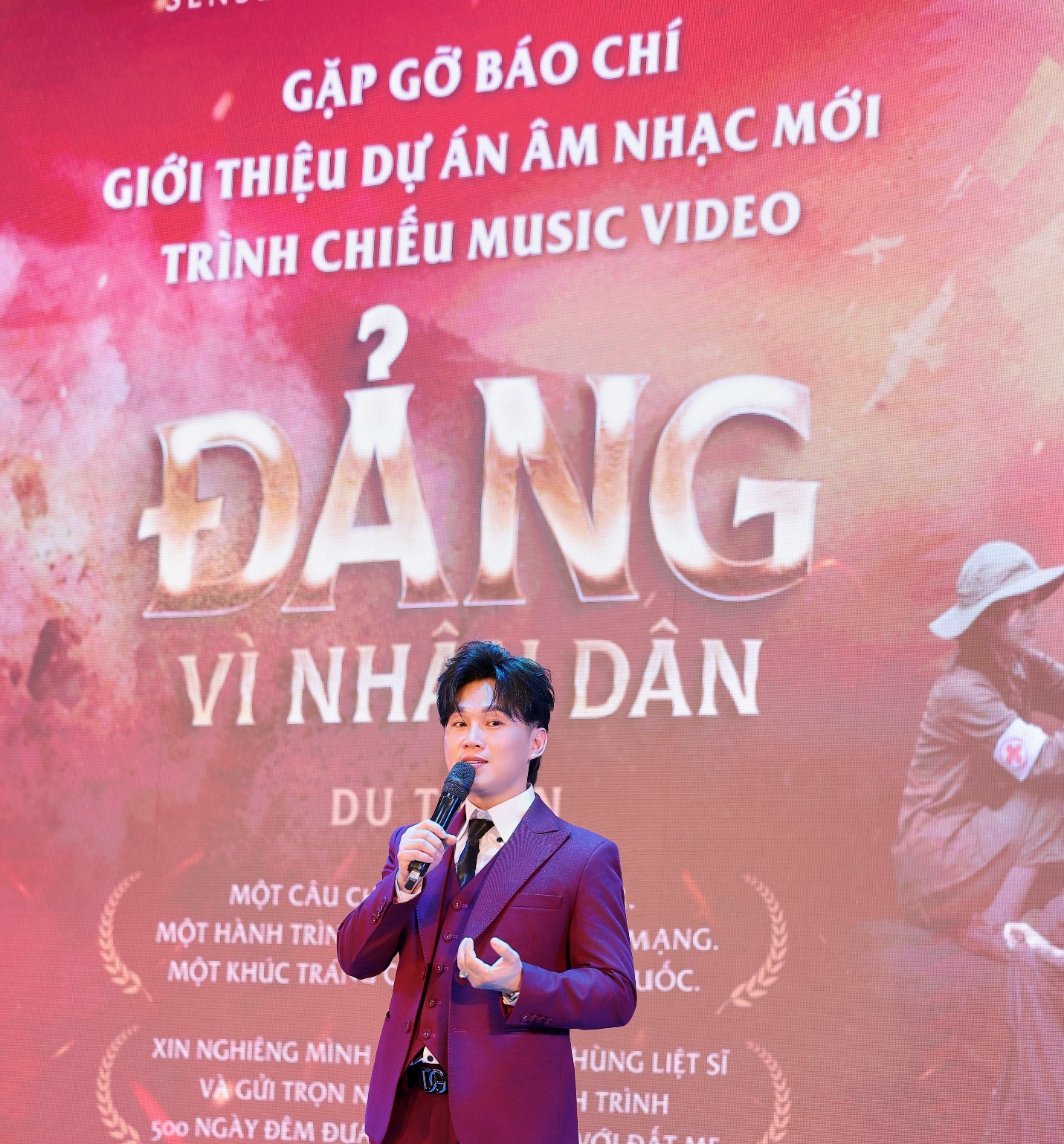 Ca sỹ Du Thiên tại sự kiện gặp gỡ Báo chí giới thiệu dự án âm nhạc “ Đảng vì Nhân dân”