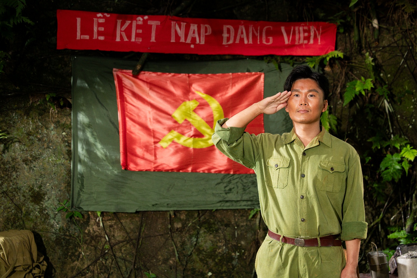 Phân cảnh tái hiện lễ kết nạp Đảng trong MV "Đảng Vì nhân dân", khắc họa lý tưởng cách mạng, niềm tin và bản lĩnh chính trị của người chiến sĩ trong những năm tháng kháng chiến.