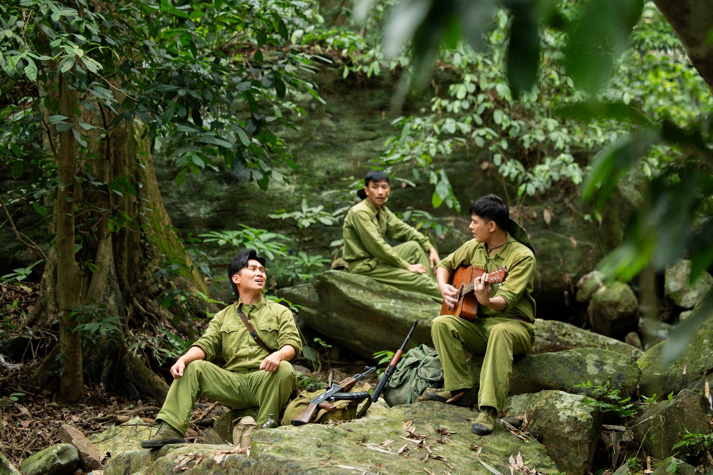 Hình ảnh người chiến sĩ trong MV "Đảng Vì nhân dân" được khắc họa với tinh thần lạc quan, tình đồng đội và niềm tin vào lý tưởng cách mạng.