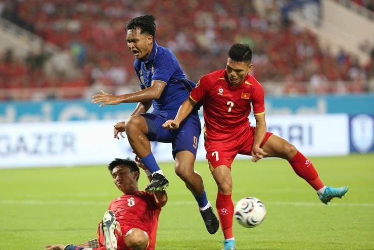 Ngoài pha bóng này, ĐT Việt Nam còn không ít lần đối diện với sức ép đối phương nhưng may mắn không nhận thêm bàn thua trong hiệp một. 
