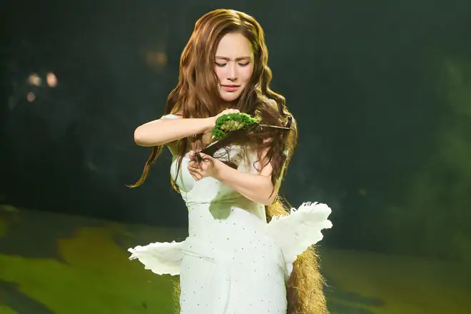 Hương Tràm cắt tóc, đi chân trần.