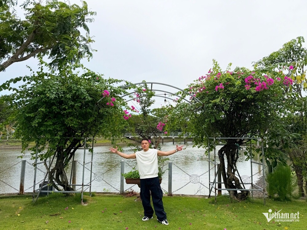 Cao Thái Sơn giữa khu vườn rộng lớn.