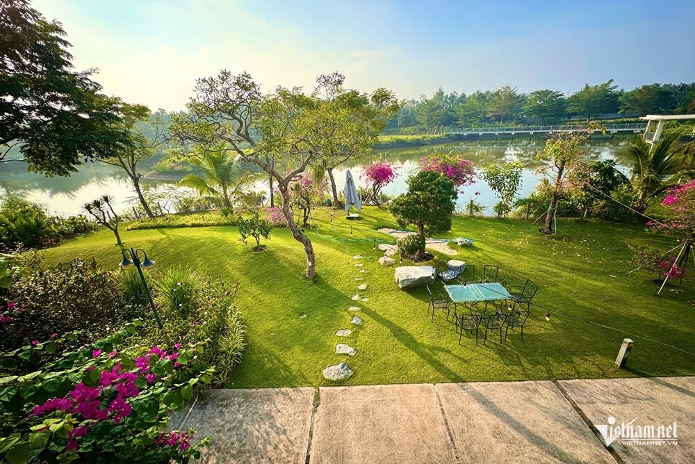 Những cây hoa giấy nhiều màu sắc làm ngôi nhà thêm rực rỡ.