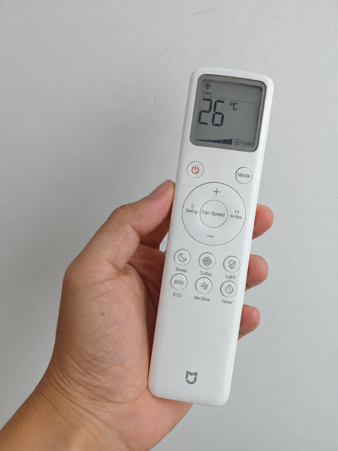 Remote màu trắng đồng bộ với điều hòa.