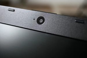 Chiếc lỗ nhỏ bên cạnh webcam laptop thực sự dùng để làm gì?