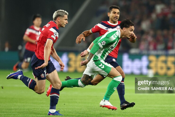 Antony cùng các đồng đội vất vả trước Lille