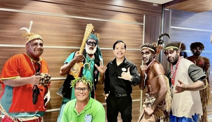 Một trong những phút giây giao lưu hiếm hoi giữa anh Cảnh và thuyền viên trên tàu