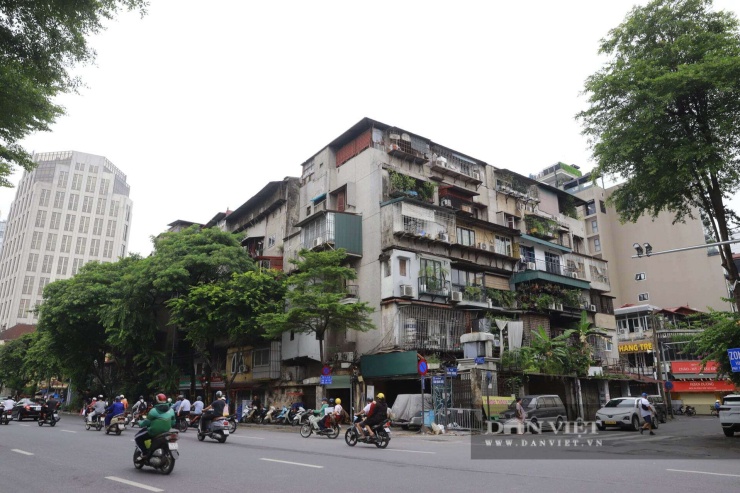 Khu chung cư cũ số 23 Hàng Tre sở hữu vị trí "kim cương" hiếm có tại phường Hoàn Kiếm, nằm ngay ranh giới giữa nét trầm lắng, cổ kính của phố cổ và sự nhộn nhịp của trục đường ven sông. Công trình nổi bật với ba mặt tiền tiếp giáp phố Hàng Thùng, Hàng Tre và đường Trần Quang Khải.