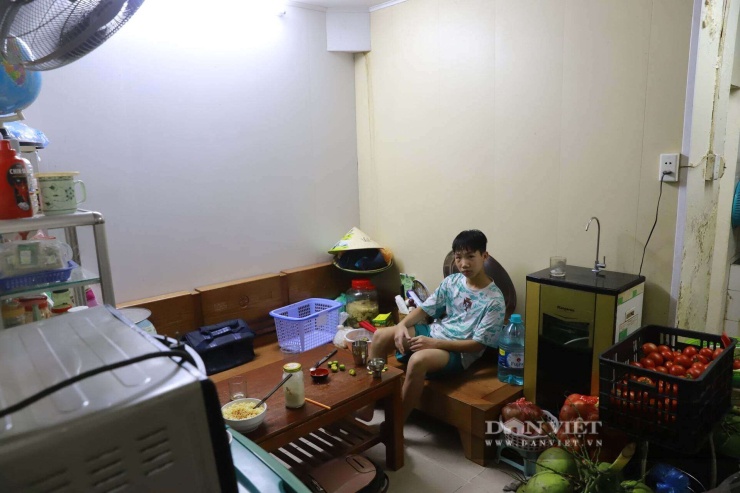 Phòng khách căn hộ này mới được tu sửa.