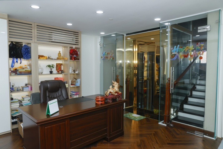 Dương Ngọc Thái dành một phòng rộng rãi trong nhà để phục vụ công việc. Căn nhà còn có thang máy riêng, thuận tiện cho việc di chuyển giữa các tầng.