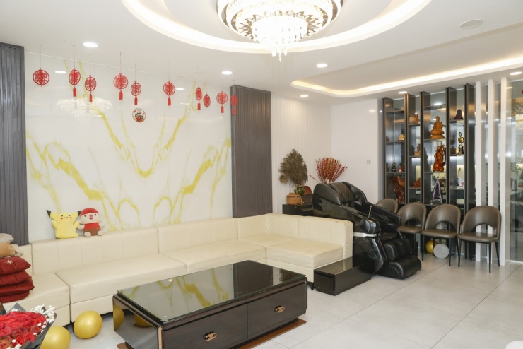 Dương Ngọc Thái chọn phong cách tối giản kiểu Nhật Bản cho không gian sống. Ca sĩ tiết lộ tổng số tiền gia đình mua đất và xây nhà, làm nội thất khoảng 25 tỷ đồng.