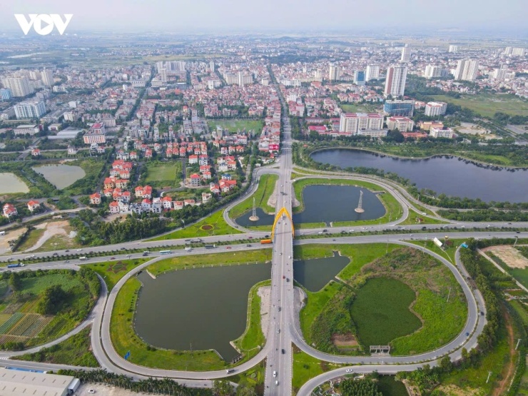 Chủ tịch Quốc hội Trần Thanh Mẫn ký Nghị quyết số 39/2026/QH16 về việc thành lập thành phố Bắc Ninh. Nghị quyết có hiệu lực thi hành từ ngày 20/9/2026. Theo Nghị quyết, Quốc hội khóa XVI quyết định thành lập thành phố Bắc Ninh trên cơ sở toàn bộ diện tích tự nhiên và quy mô dân số của tỉnh Bắc Ninh. Trước đó, Chủ tịch Quốc hội Trần Thanh Mẫn đã ký ban hành Nghị quyết số 388 của Ủy ban Thường vụ Quốc hội về việc thành lập các phường thuộc tỉnh Bắc Ninh. Nghị quyết được Ủy ban Thường vụ Quốc hội khóa XVI thông qua ngày 4/8 và có hiệu lực thi hành từ ngày 20/9. Như vậy, từ ngày 20/9/2026, thành phố Bắc Ninh sẽ thành lập thêm 12 phường trên cơ sở chuyển nguyên trạng các xã hiện hữu. Sau sắp xếp, thành phố mới có 99 đơn vị hành chính cấp xã, gồm 45 phường và 54 xã.