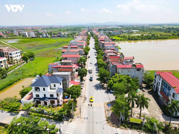 Toàn bộ địa bàn phường nằm trong không gian phát triển trực tiếp của Cảng hàng không quốc tế Gia Bình, công trình hạ tầng chiến lược quốc gia đang được đầu tư xây dựng. Với vị trí cửa ngõ tiếp cận sân bay, kết nối thuận lợi với các trục giao thông đối ngoại và khu công nghiệp trọng điểm của tỉnh. Đây là nền tảng để địa phương từng bước trở thành đô thị dịch vụ - thương mại - cư trú hiện đại ở khu vực phía Nam sông Đuống.